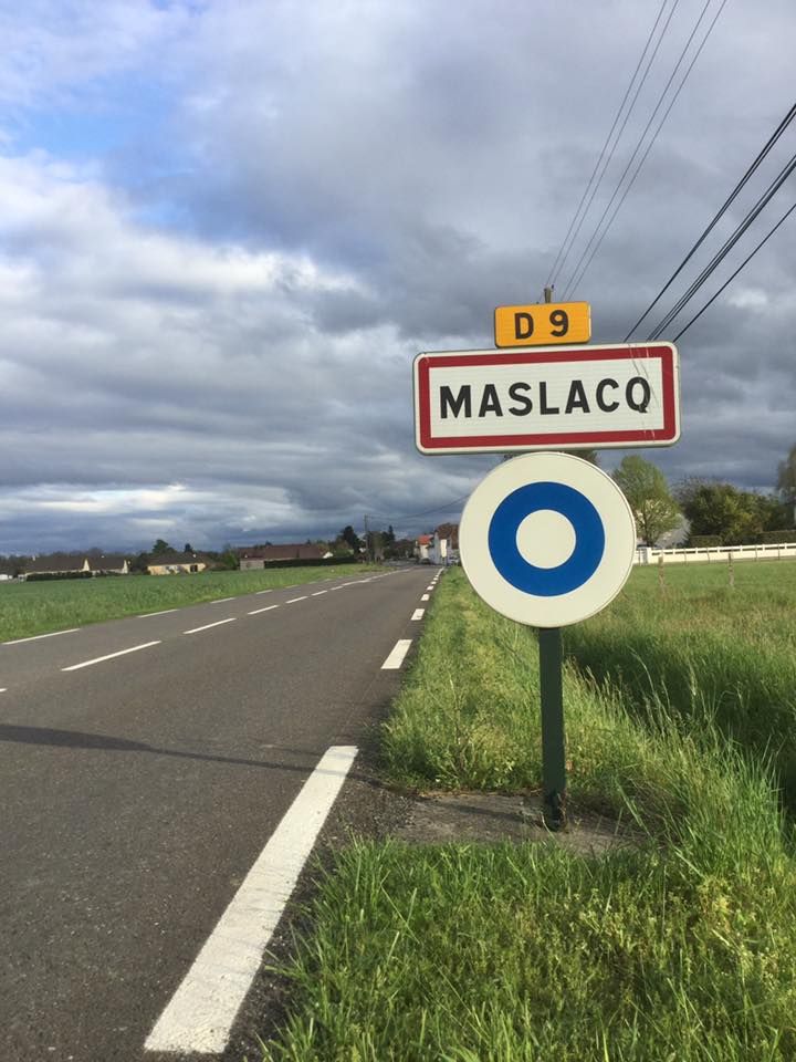 Le premier panneau de signalisation à connotation civique a été créé par l'association Cercle Bleu, basée en Béarn.